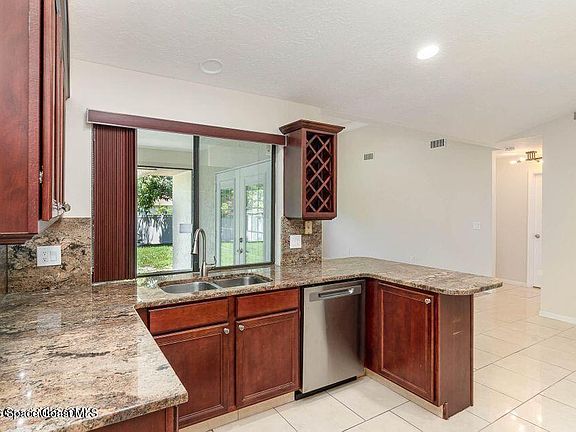 4th image of 1040 Big Horn Cir NW