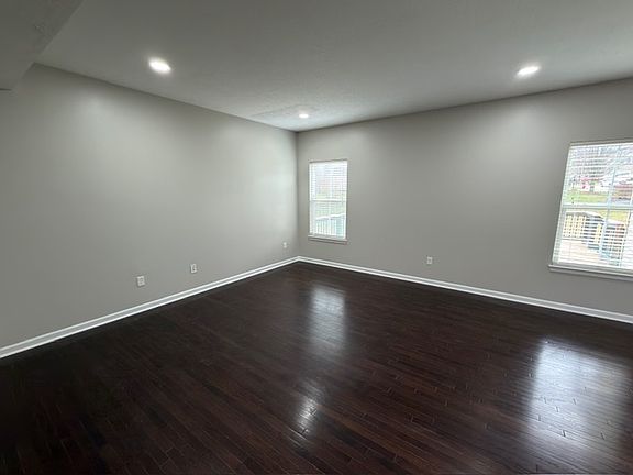 3rd image of 176 Stone Ridge Blvd