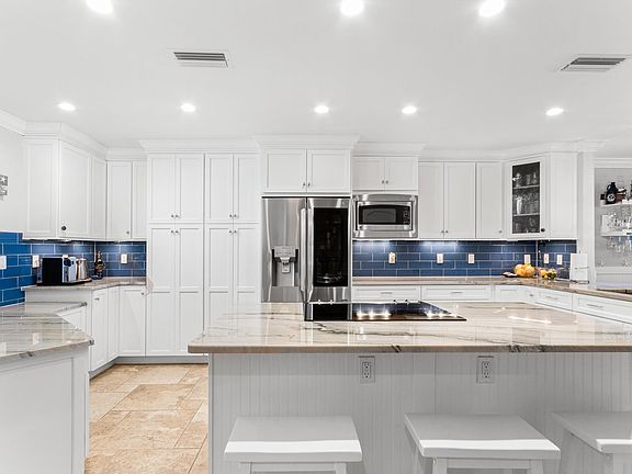 5th image of 1 10th St APT 303