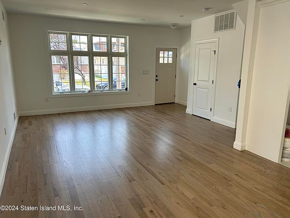 5th image of 140 Dixon Ave
