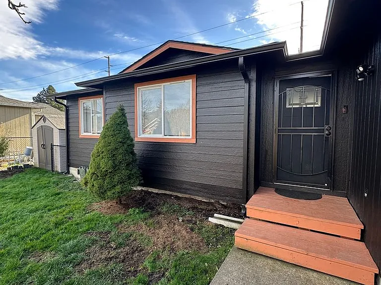 689 SW William Ave — Photo 1