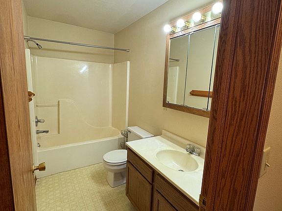 4th image of 402 3rd Ave NW