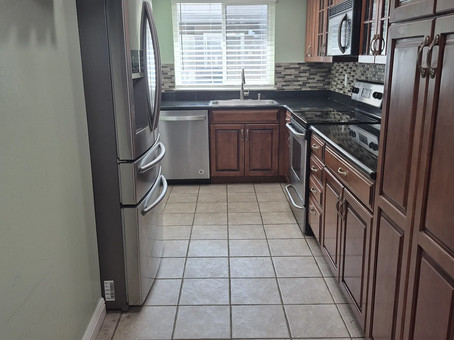 3 bed, 1.5 bath, 1146 sqft, $3,800 — Photo 3