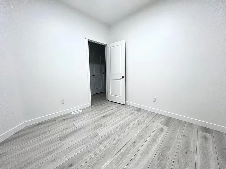 2113 209a St NW — Photo 37
