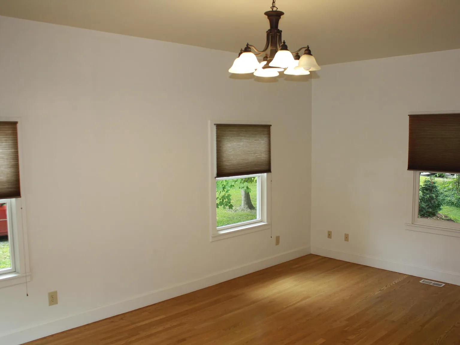 4 bed, 2036 sqft, $4,800 — Photo 3