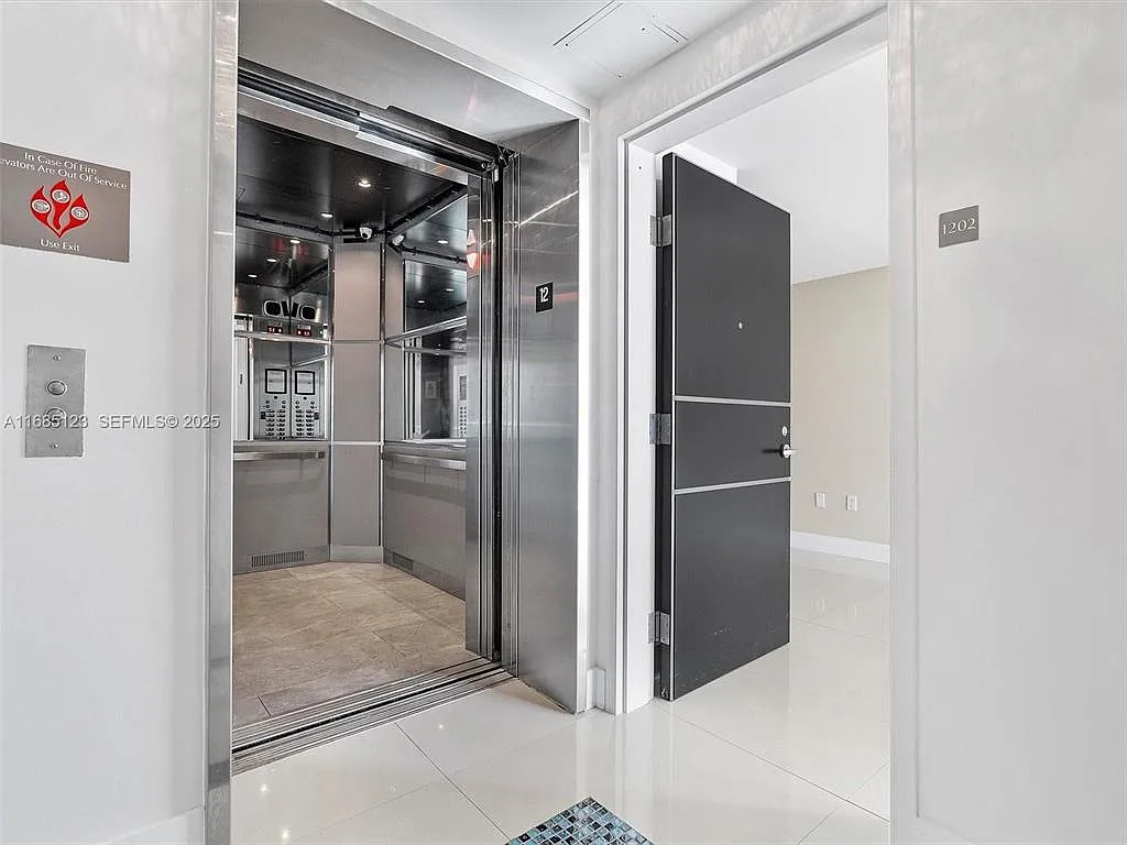 2 bed, 2.5 bath, 1954 sqft, $6,950 — Photo 3
