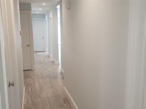 4th image of 10 E Walnut St