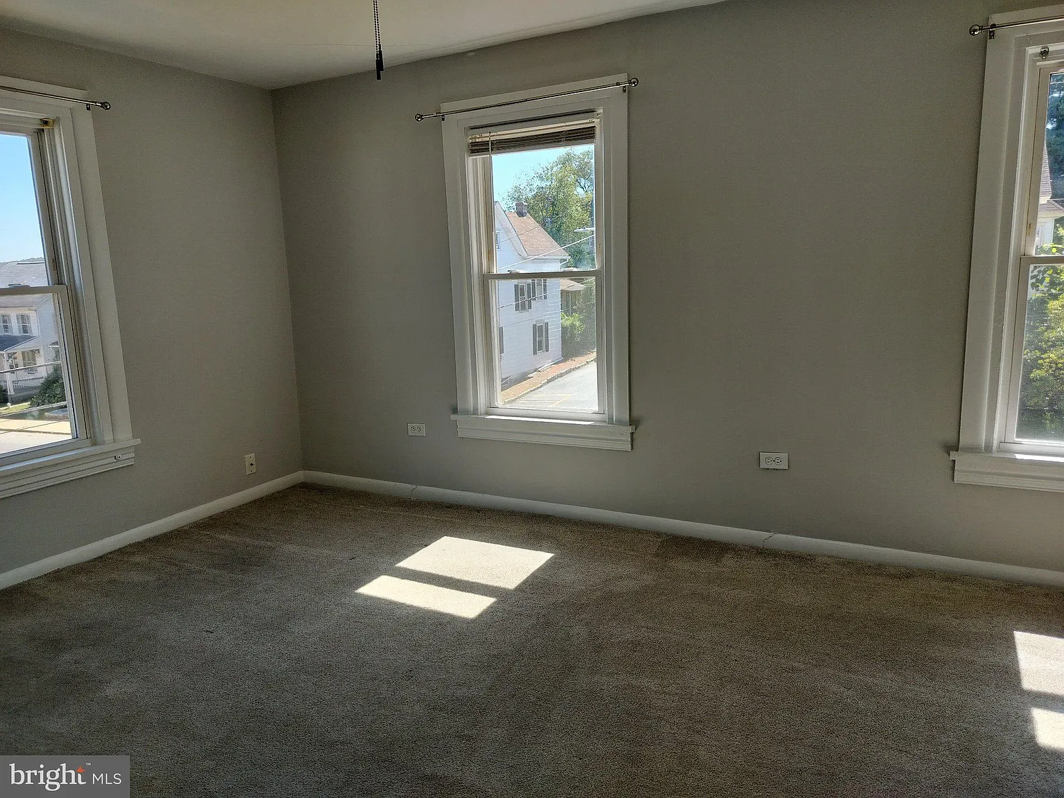 3 bed, 2.0 bath, 1412 sqft, $2,000 — Photo 2