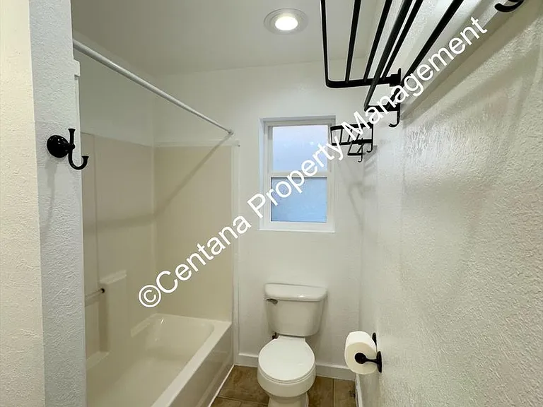 917 W Woolman St — Photo 10