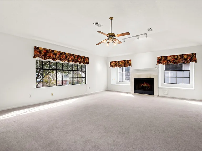 2415 Parkwood Ln — Photo 27