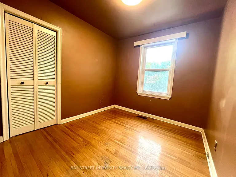 520 Lynett Cres — Photo 9