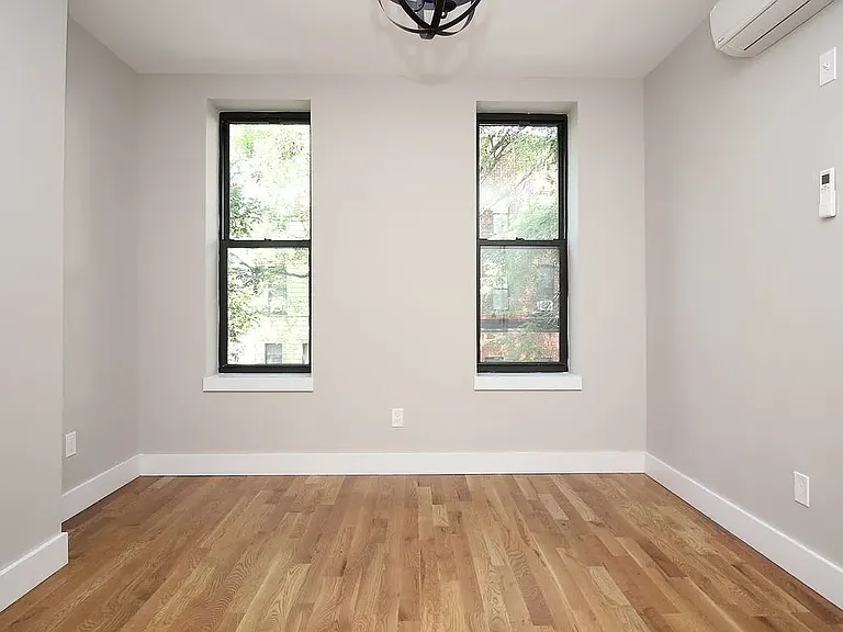 240 Montrose Ave #3L — Photo 2