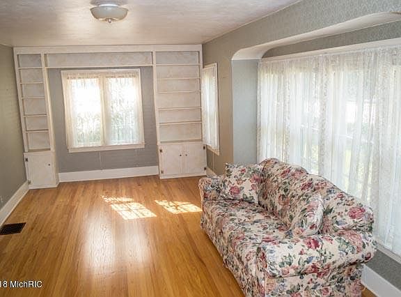 4th image of 1210 Roseland Ave