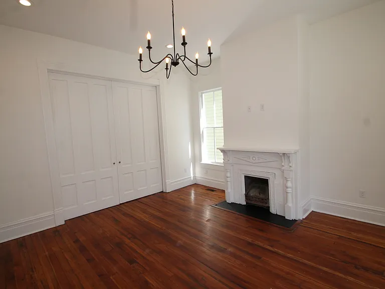 210 W 39th St — Photo 3