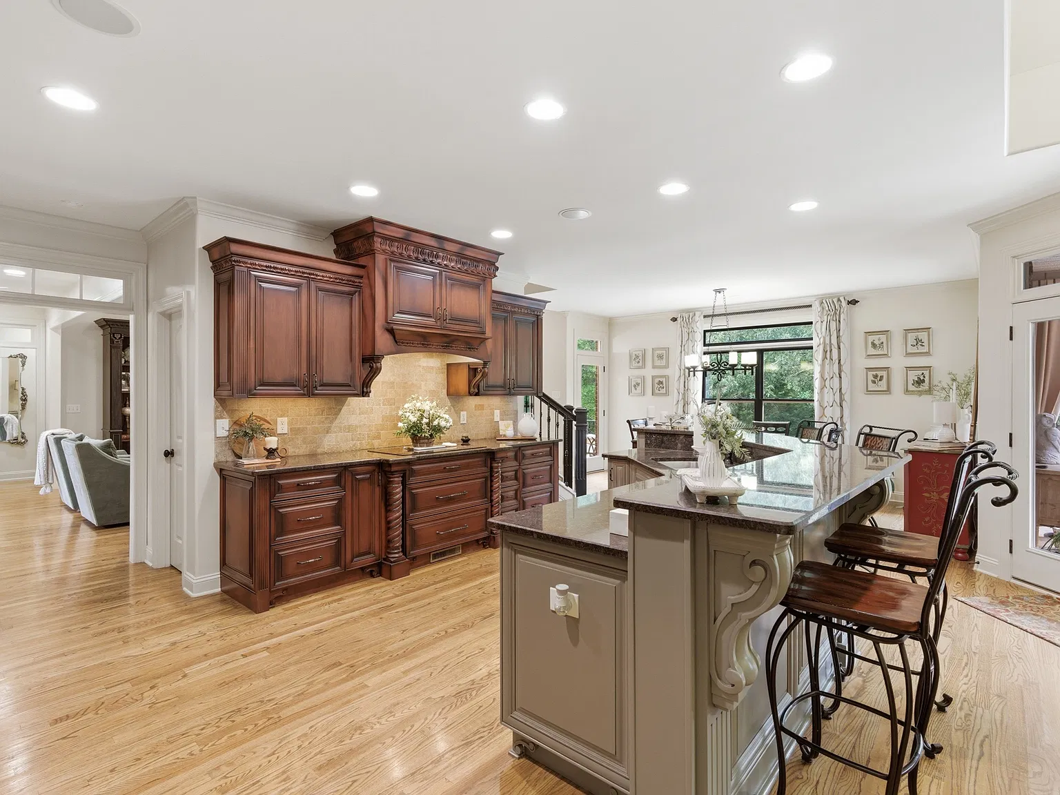 4 bed, 4671 sqft, $4,300 — Photo 4