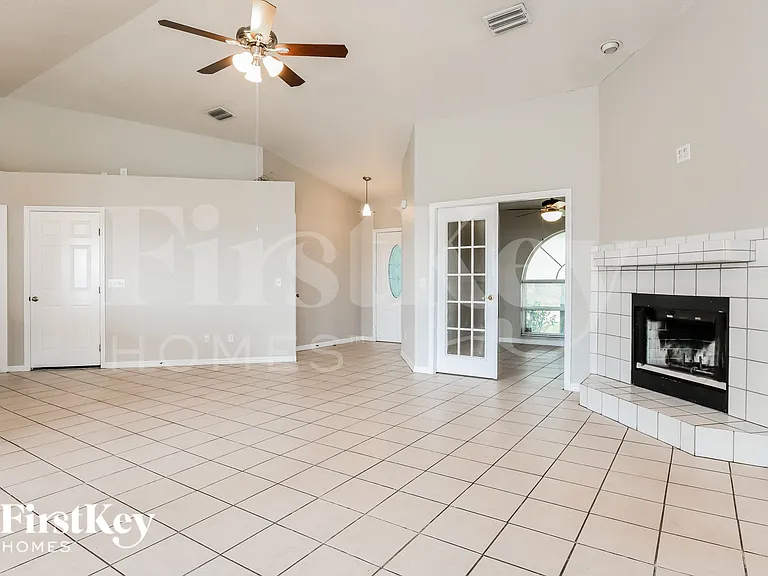 1323 Arrowhead Ct — Photo 5