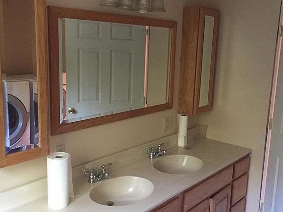 Bath. Dual sink set up. 