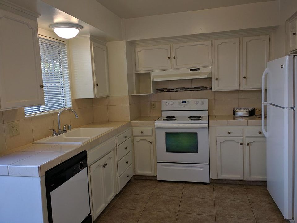 Kitchen with 18 cubic foot refrigerator and tiled floor