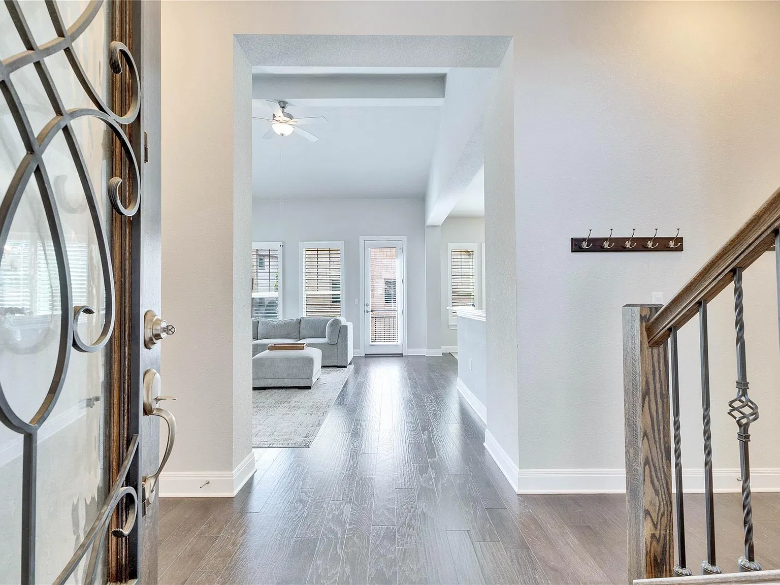 3 bed, 2.5 bath, 2208 sqft, $2,650 — Photo 3