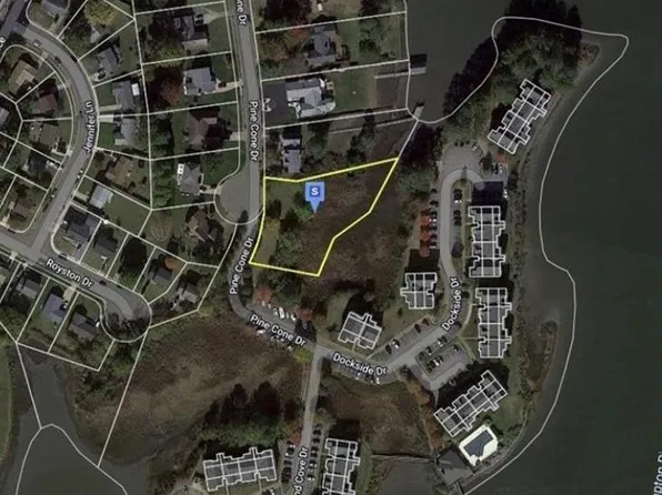 39 Pine Cone Dr, Hampton, VA 23669