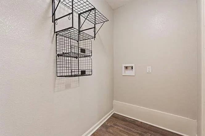 2025 Lenamon St — Photo 4
