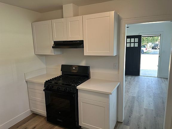 4th image of 102 E Clarence St #104
