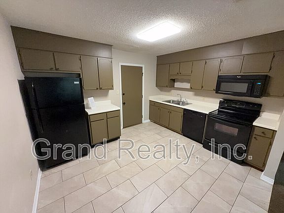 4th image of 2885 E Johnson Ave
