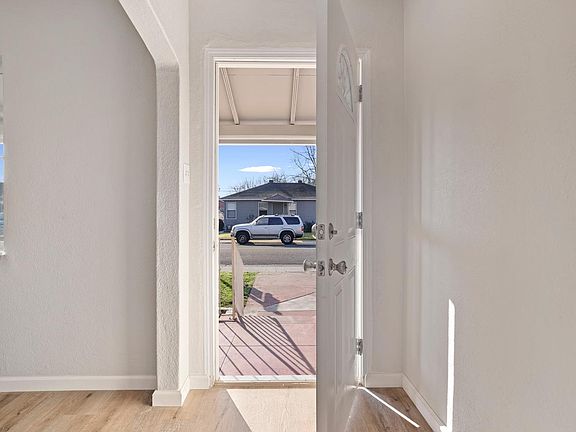 3rd image of 1623 W Oxford Way