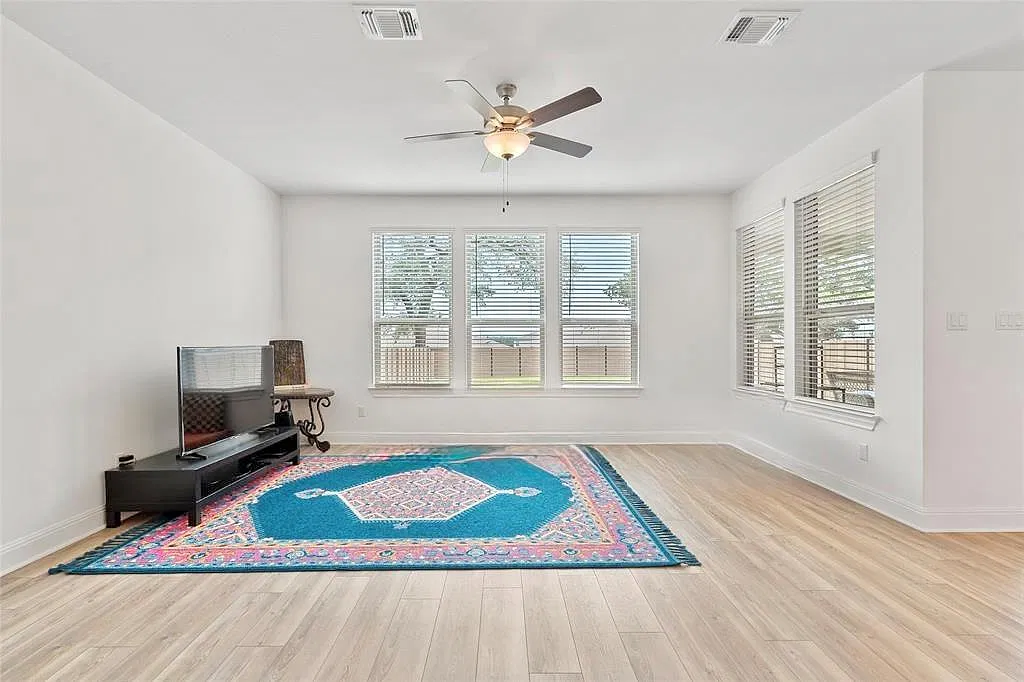 4 bed, 3.0 bath, 2493 sqft, $2,495 — Photo 3