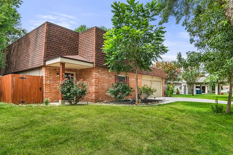 3 bed, 2.5 bath, 1696 sqft, $1,850 — Photo 3