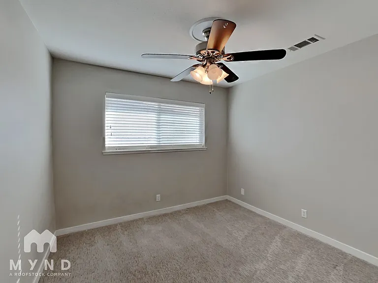 1013 James Lovell St — Photo 11