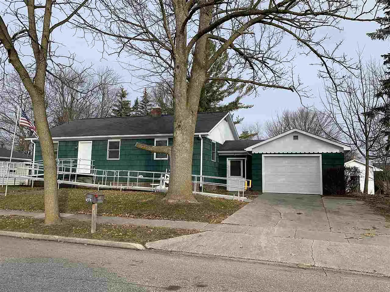 302 W Elm St photo 1