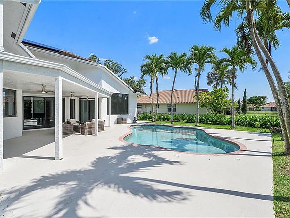 2nd image of 410 Sabal Way