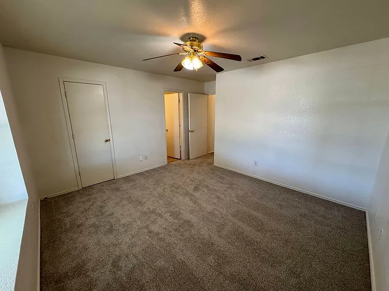 4600 Greyhound Dr — Photo 15