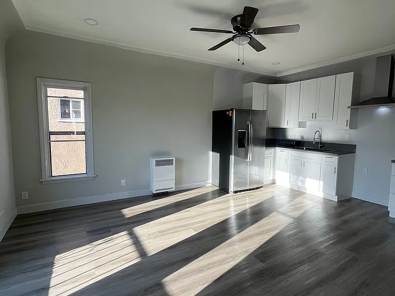 2000 S Harcourt Ave — Photo 3