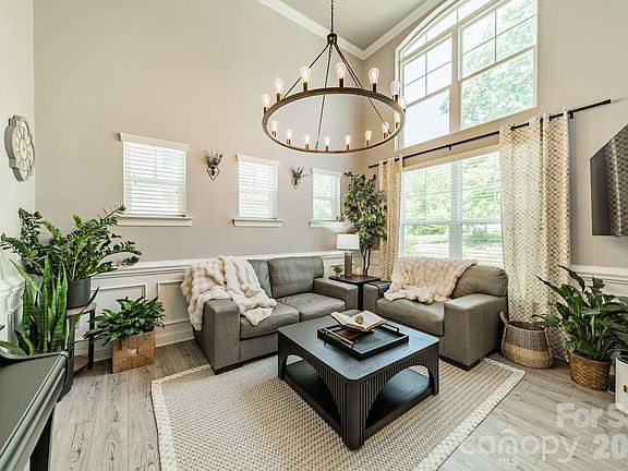 2nd image of 1204 Woodglen Ln