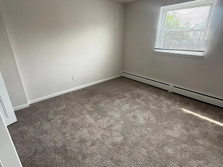 Colonial Point Apartments — Photo 33