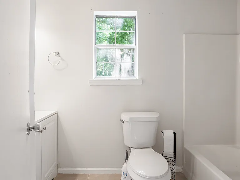 143 Cambridge Dr — Photo 2