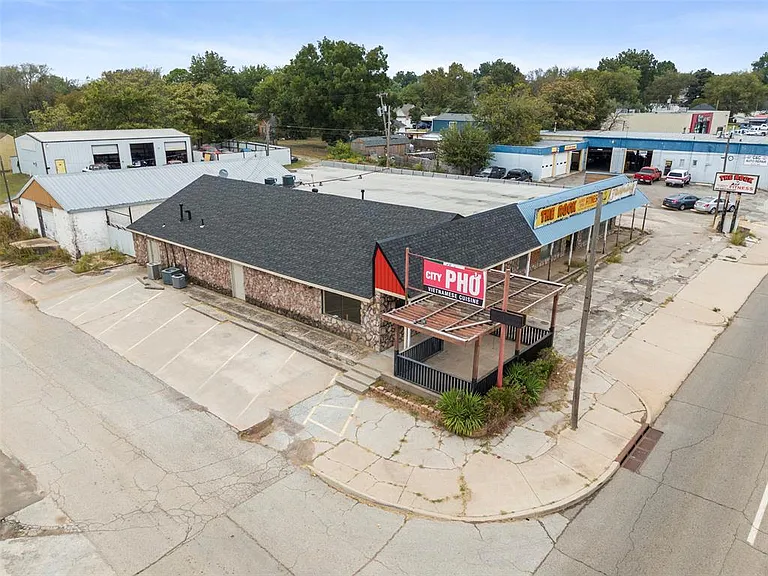 327 S Green Ave — Photo 2