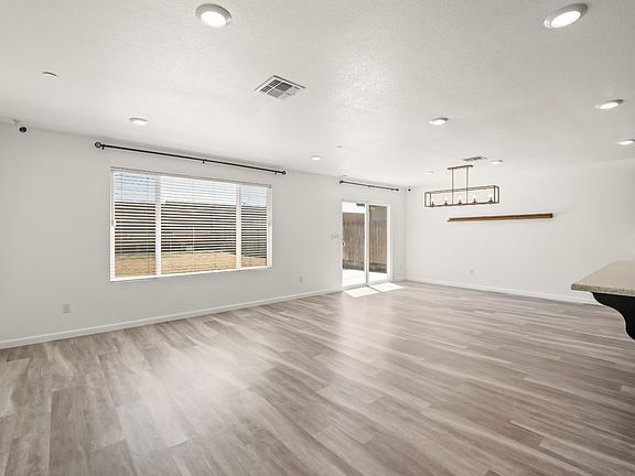 5th image of 928 S Clover Ave