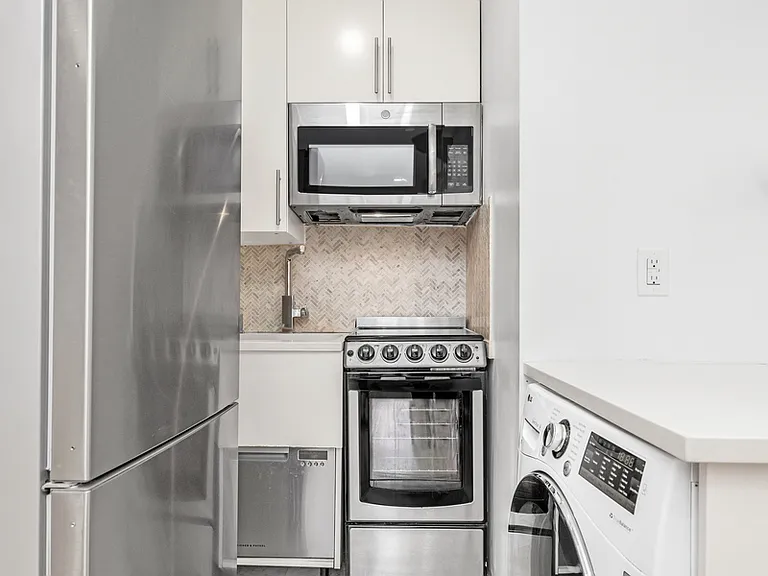 1220 Lexington Ave #4A — Photo 3
