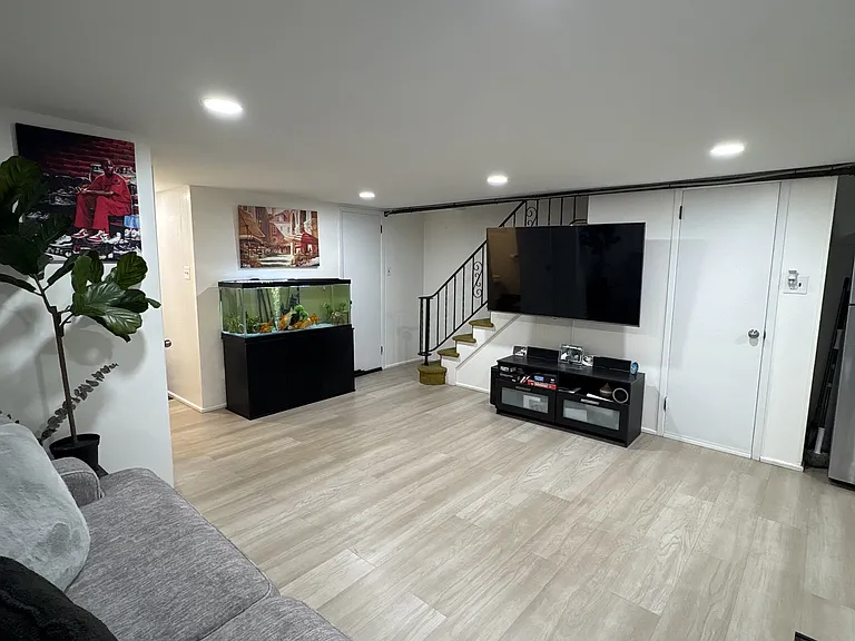 747 Crawford Ave #BASEMENT — Photo 2