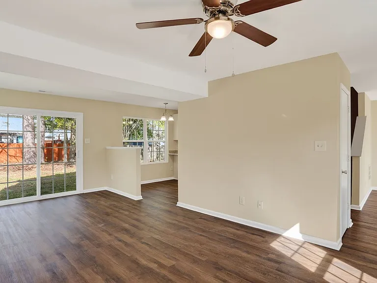 713 Emerald Ct — Photo 3