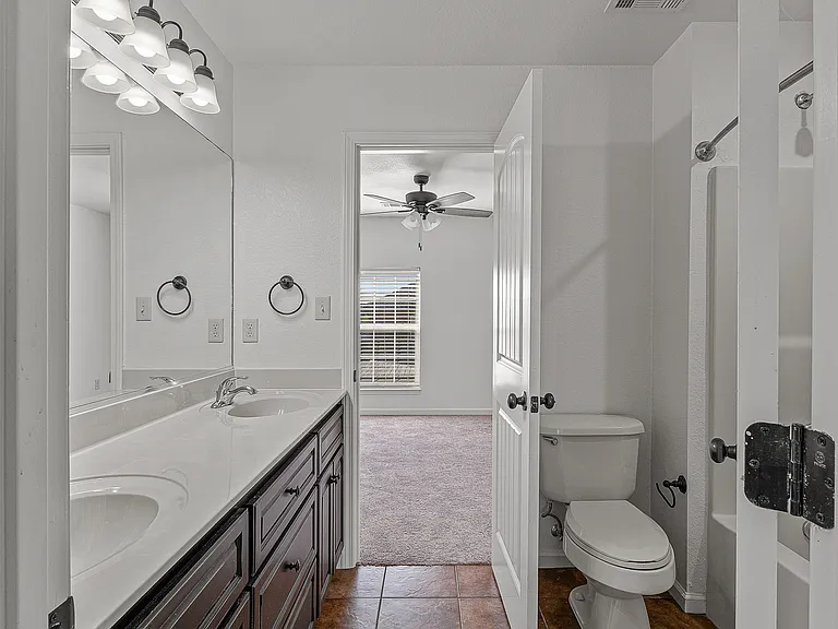 Upstairs Bathroom| Deerfield Crossing | Townhome