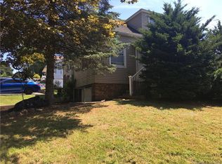 11 McKenzie Ave, Meriden, CT 06451