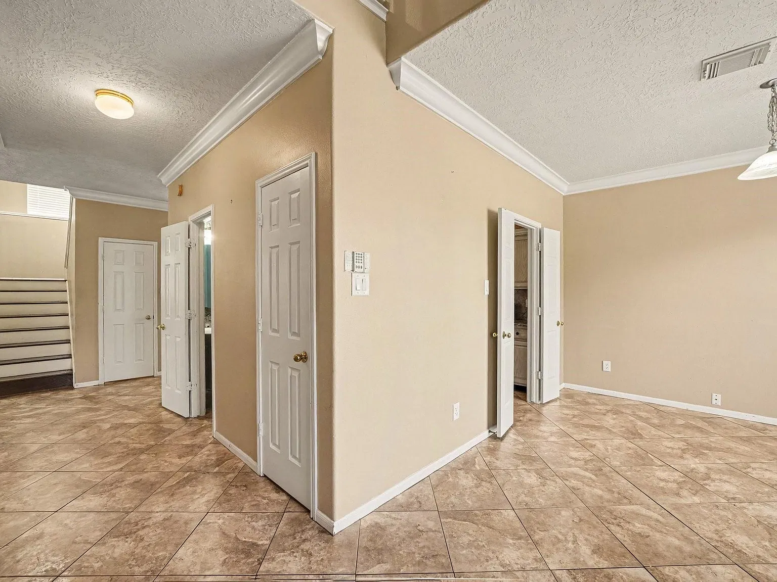 4 bed, 2.5 bath, 2285 sqft, $2,500 — Photo 2