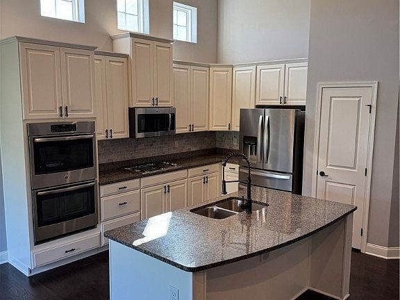 4th image of 464 Danbury Dr