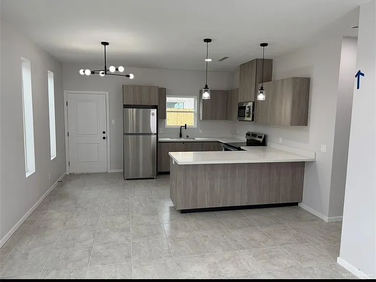 701 N Alexandrite Ave #4 — Photo 2