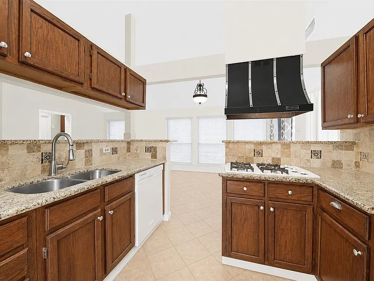 7518 Alcomita Dr — Photo 2