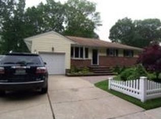 10 Queens Ave, Kings Park, NY 11754